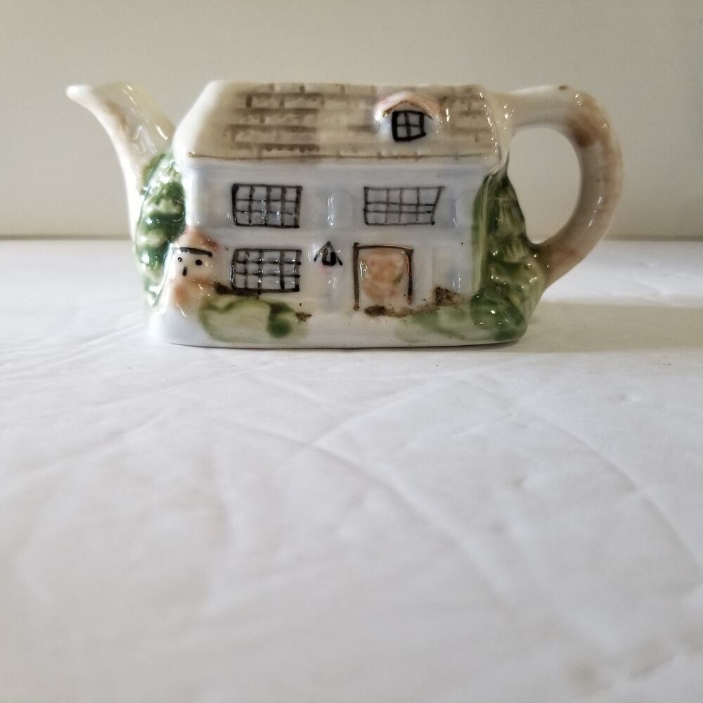 Mini teapot -top is missing-  (1-1205)